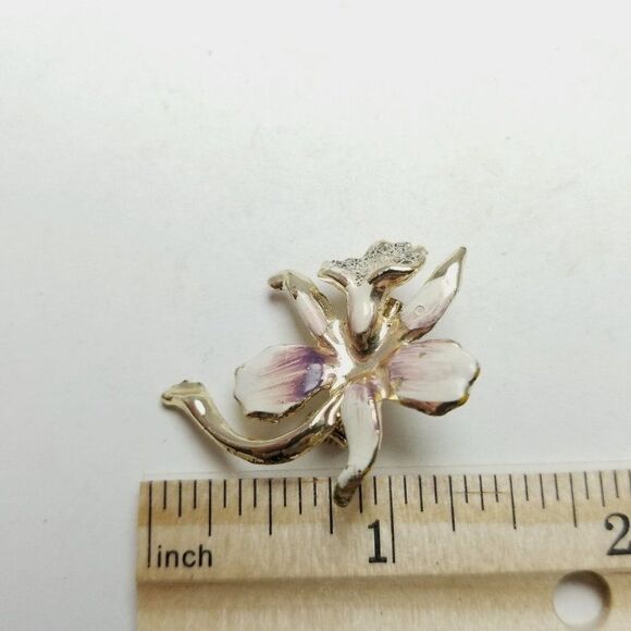 Vintage Orchid Shaped Floral Brooch, Purple White Enamel Gold Tone Setting Pin - Picture 4 of 6